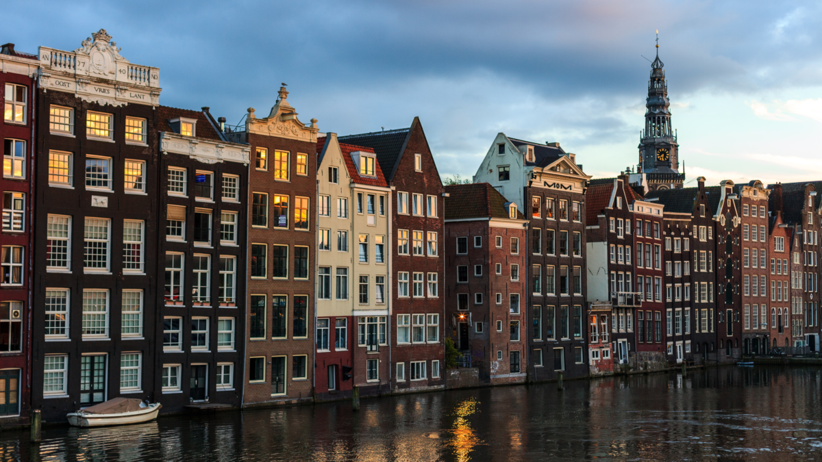 Las estrechas casas de Ámsterdam: una solución ingeniosa con mucha historia