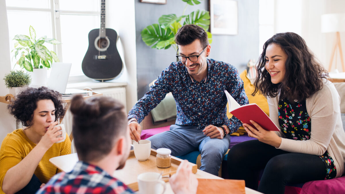 Consejos para compartir piso y ganar espacio en el Día de la Amistad
