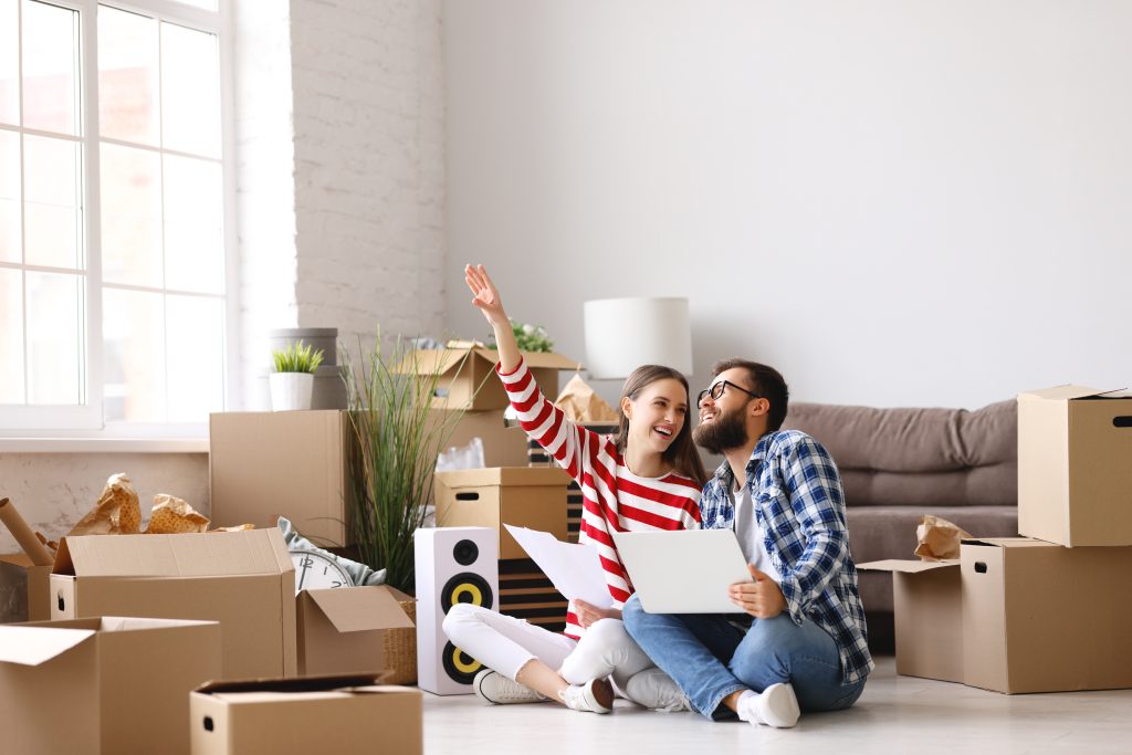 pareja joven en casa