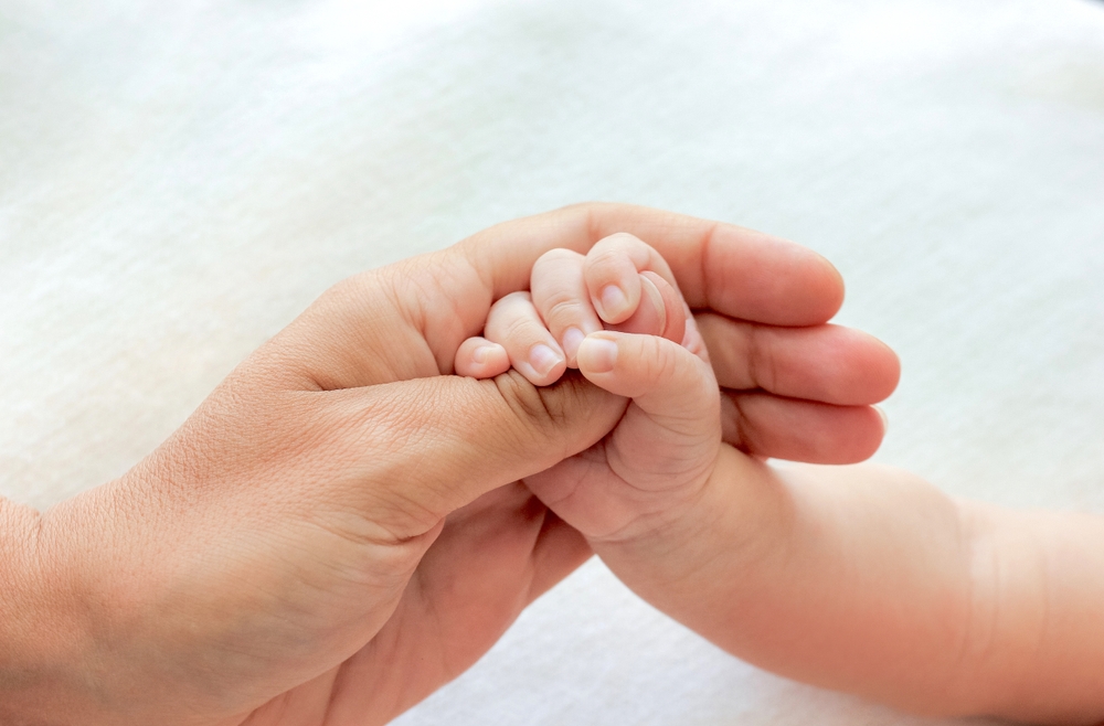 maternidad y mano del bebé